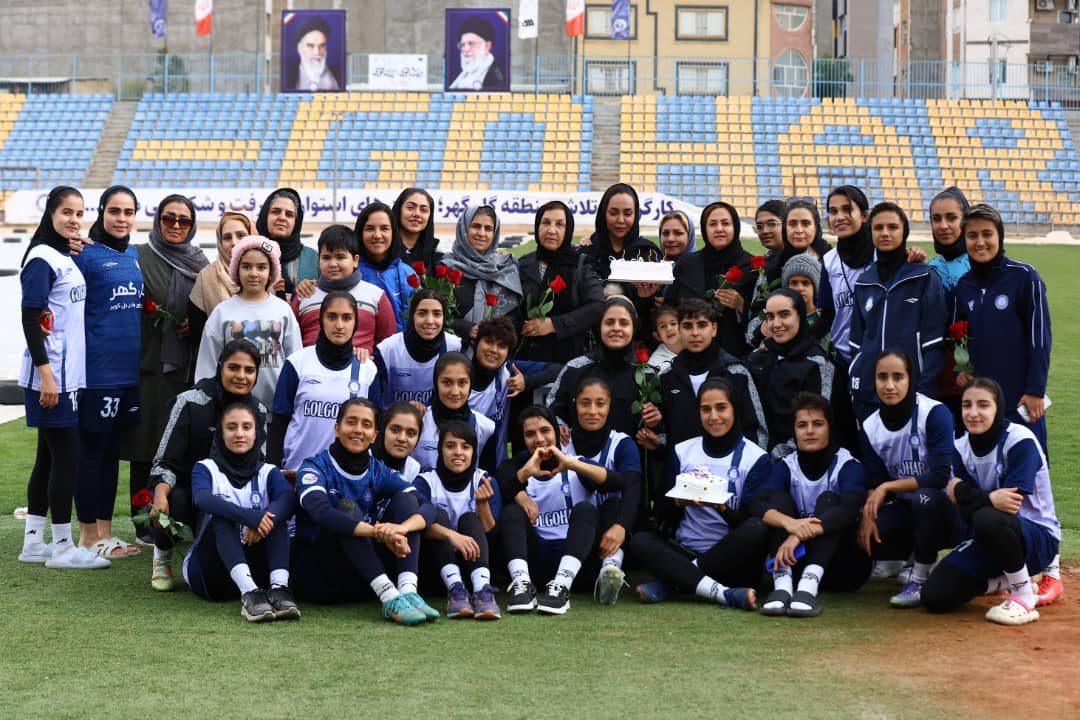 تقدیر از مادران در تمرین دختران گل گهر به مناسبت روز مادر