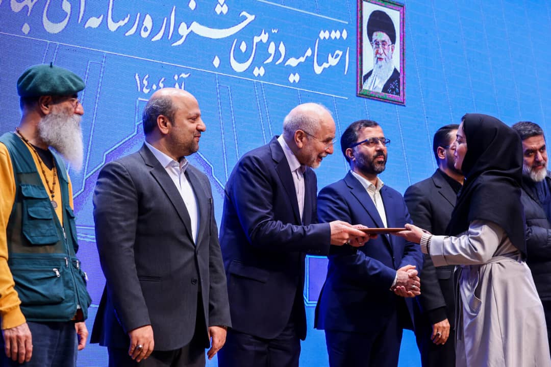 بانوی رسانه‌ای، جایزه خود را از رئیس مجلس دریافت کرد