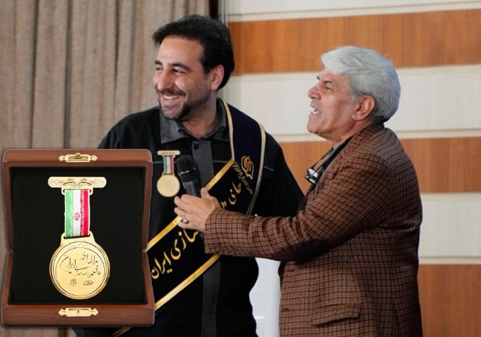 اهدای نشان‌ افتخار و حمایل حامی مدرسه‌سازی ایران به ایمان عتیقی مدیر عامل شرکت گل گهر