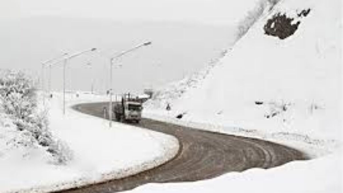 عبور از گردنه خانه‌سرخ فقط با زنجیر چرخ